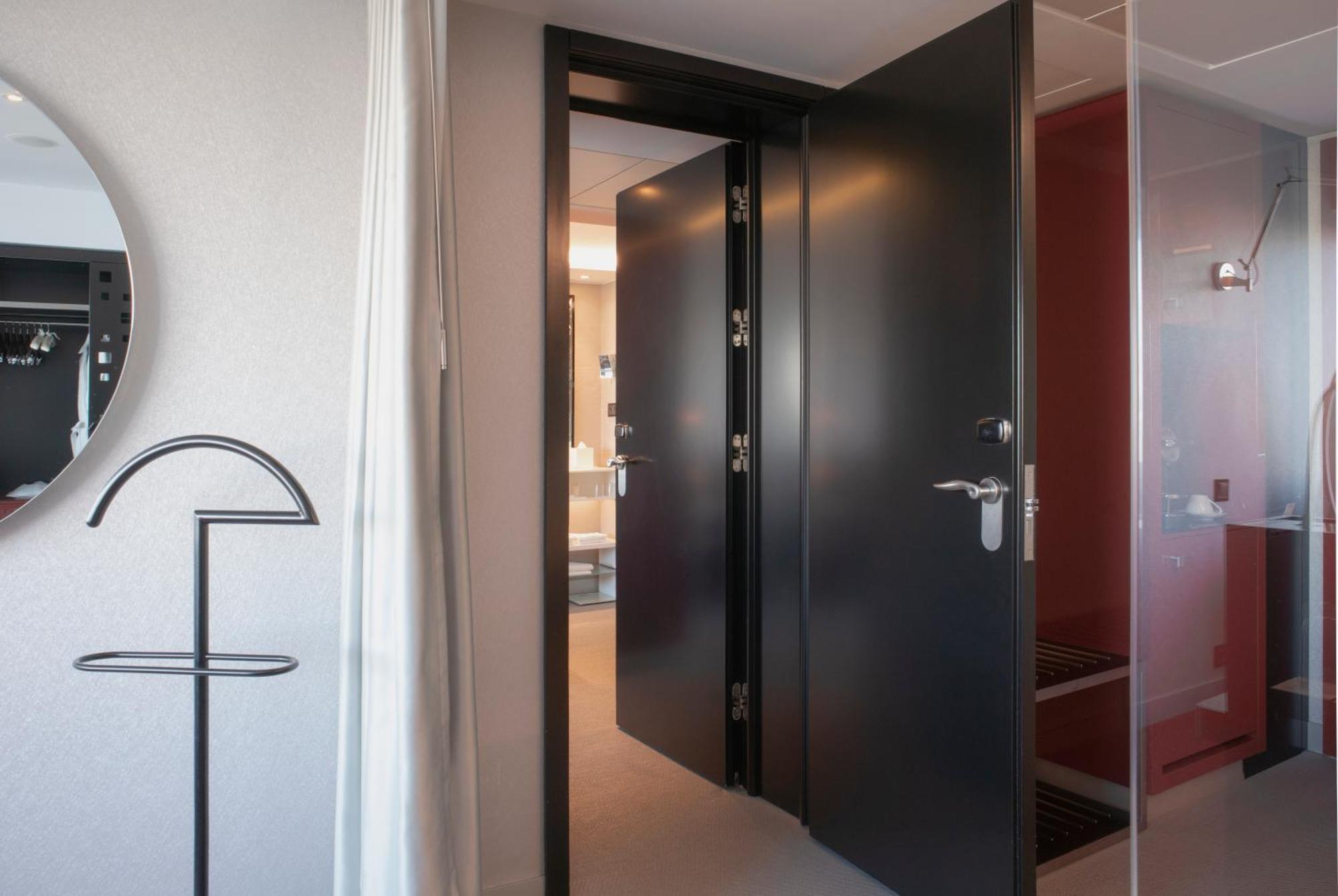 米瑞亚德sana酒店 Lisboa 客房 照片 A modern interior door