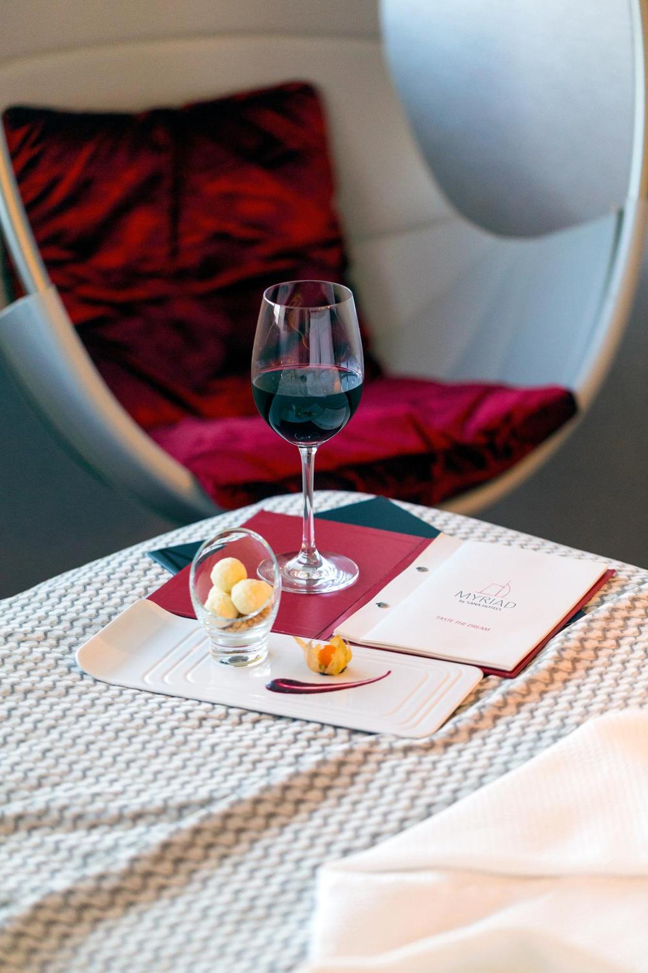 米瑞亚德sana酒店 Lisboa 客房 照片 A wine glass